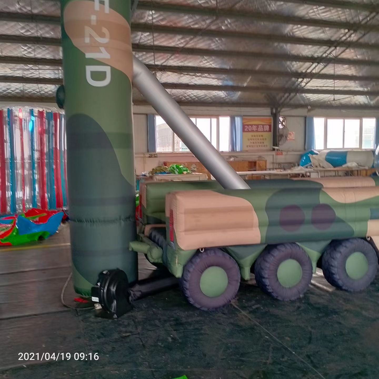 东胜军事演习中的充气目标车辆：模拟发射车雷达车坦克飞机